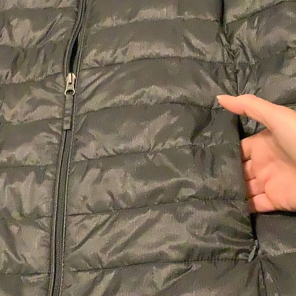 AMAZON ESSENTIALS Lightweight Packable Puffer Jacket